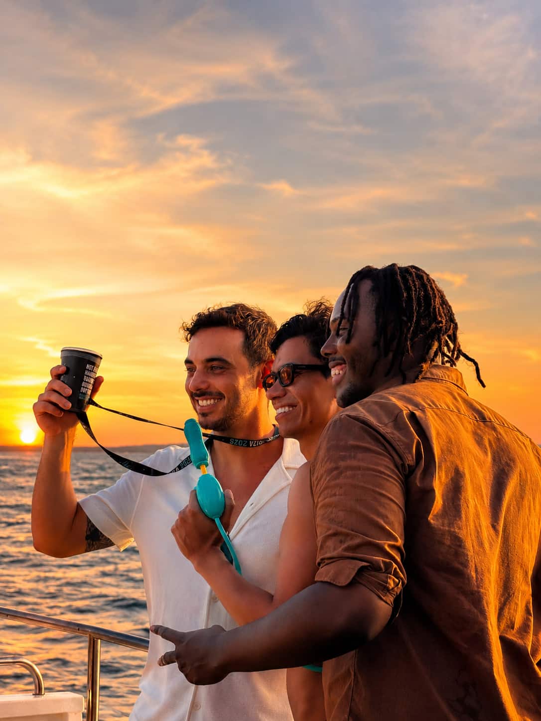 ragazzi godendosi formentera al tramonto